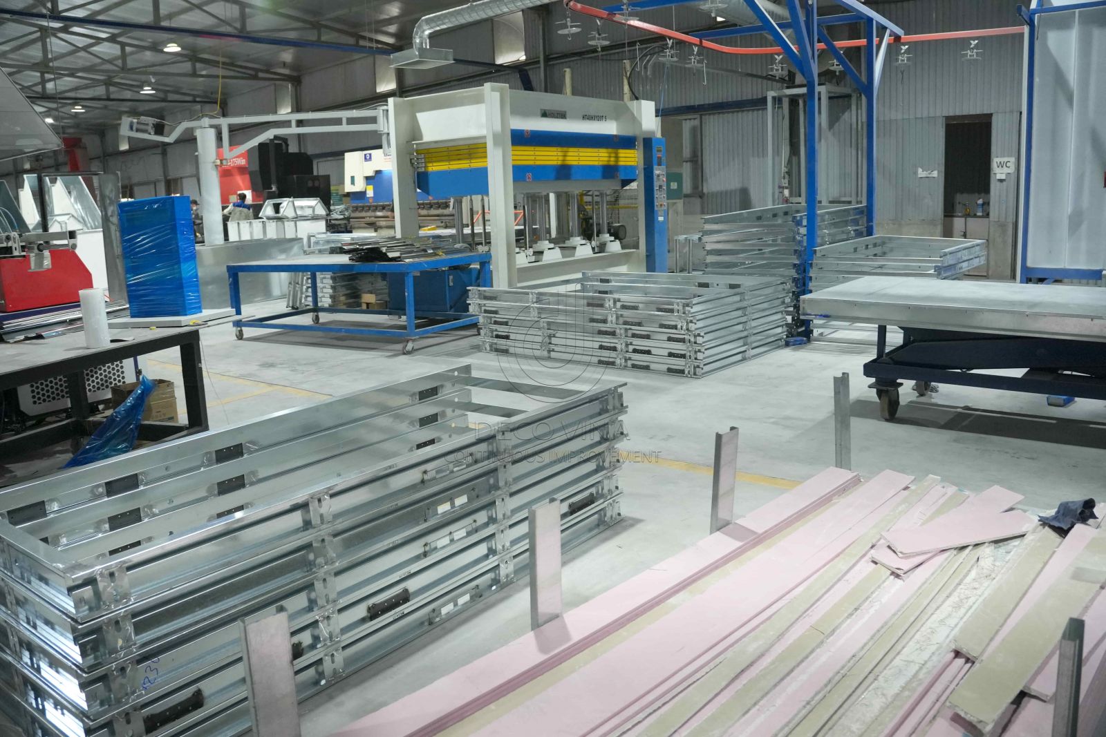 nhà máy sản xuất cửa thép 2 cánh vân gỗ